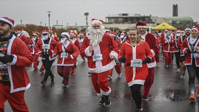 Yüzler 'Geleneksel Noel Baba Koşusu'nda koştu