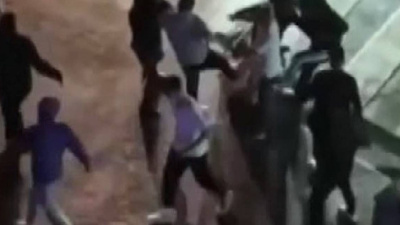 Eşine şiddet uyguladı, çevredekiler tekme tokat dövdü