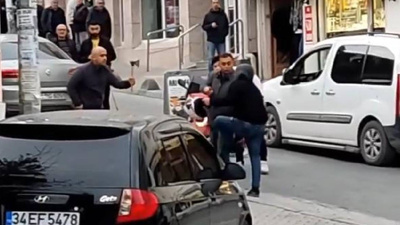 Ters yöne giren motosikletliye baltalı tehdit