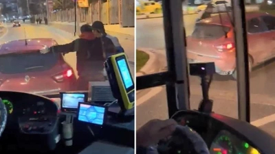 Otomobille otobüsü sıkıştırdı: Yolcunun üzerine sürdü