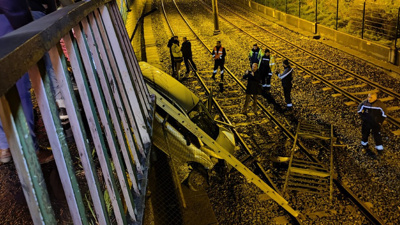Otomobil metro hattına uçtu: 2 yaralı