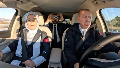 Erdoğan ve eşi Emine Erdoğan'ın Togg içindeki diyaloğu gündem oldu: Bir dakika hanım ya...