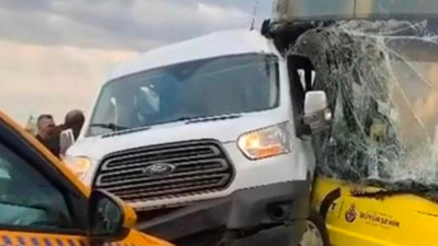 Pendik'te İETT otobüsü ile servis aracı çarpıştı, 5 kişi yaralandı