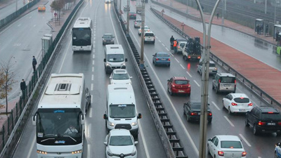 D-100 kara yolunun ortasına yatan kişi trafik yoğunluğu oluşturdu