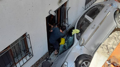 Çocukların içinde oynadığı otomobil apartman boşluğuna düştü: Araba düştü, çocuğun sesi geldi