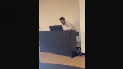 Herkesin Gitmesini Bekleyen Güvenlik Görevlisi Gizlice Piyanonun Başına Geçti... O Anları Şaşkınlıkla Kameraya Aldı