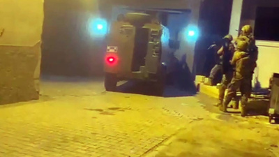 Adana'da 'Şirinler'e operasyon anı! Polis kapıyı zırhlı araçla kırmış