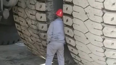 Tekerleği iki insan boyu! Dünyanın en büyük damperli madencilik kamyonu görüntülendi