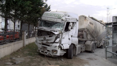 Çimento Kamyonu, Minibüse Ve İETT Otobüsüne Çarptı! Yaralılar Var