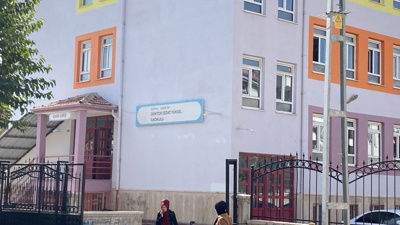 Okulda Dehşet! Öğrencinin Dayısı Öğretmenin Kolunu Ve Burnunu Kırdı