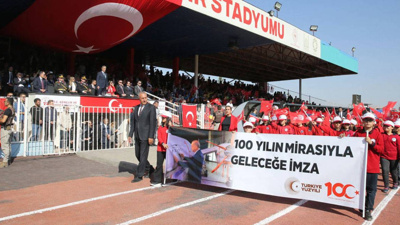 Mardin'de 29 Ekim töreninde öğrencilere Erdoğan pankartı taşıtıldı