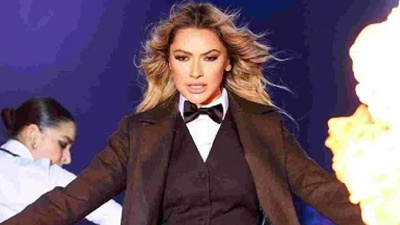 Ünlü şarkıcı Hadise Atatürk’ün kıyafetleriyle sahneye çıktı