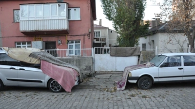 Kars'ta sıcaklık eksi 6 dereceye düşünce araçlar battaniyeye sarıldı