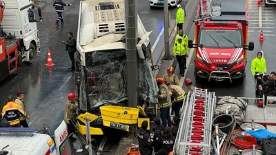 İETT Feci Kaza Yaptı: Araç Hurdaya Döndü Yaralılar Var!