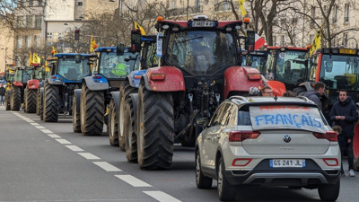 Fransa'da Çiftçiler, Traktörleriyle Paris'e Ulaşım Yollarında Trafik Engelledi
