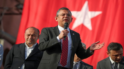 Özel'den MHP'li Başkana Rozet Çıkışı!