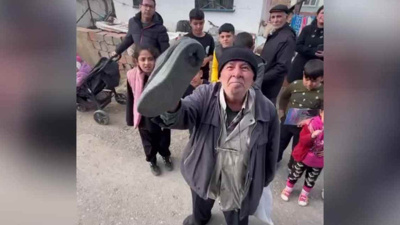 Tabanı delik ayakkabısını gösteren emekli isyan etti: 'Sadaka gibi bin TL ikramiye verdiler'