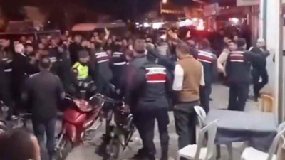 İzmir'de seçim kavgası: AKP’liler AKP’lileri mahalleye sokmadı, sandalyeler havada uçtu, jandarma ayırdı
