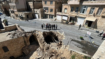 Mahmut Tanal'dan Mardin'in tarihi bölgesinde çöken yolun onarılmamasına tepki