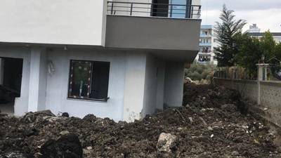Mersin'de Yan Yatan 4 Katlı Binanın Yıkımına Başlandı