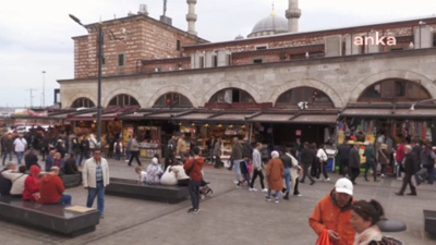 Eminönü'ndeki Gurbetçinin Bayramlık Tepkisi: Hans'ın Bebesi doyuyor da Kemal'in Bebesi Neden Doymuyor?