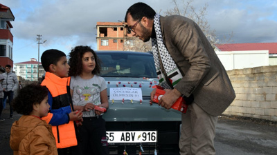 Aracını Şekerlerle Süsledi, Çocukları Sevindirdi
