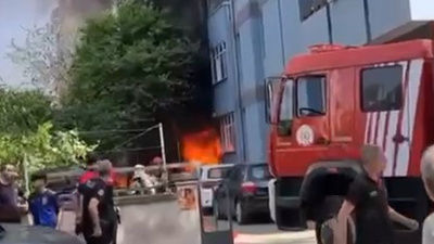 İzmit'te 8 Katlı Binanın Girişindeki Depoyu Alev Sardı