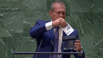 İsrailli Diplomat Skandal Eylemle! BM Şartı Metnini Parçaladı: 'Tiyatral Bir Eylem'