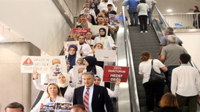 Adana'da Doktor Adayları Beyaz Önlükleriyle Gazze İçin Yürüdü