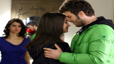 Beren Saat ve Hazal Kaya'dan Yıllar Sonra Yeni Haber!
