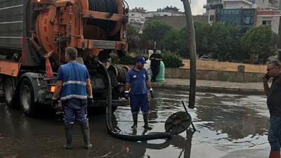 İzmir'de Ekipler Teyakkuzda! Sağanak Çok Kötü Vurdu