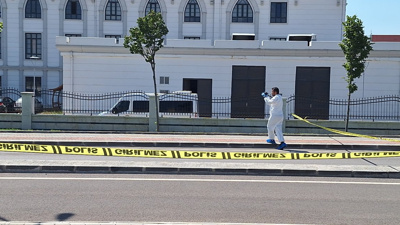Polislere saldırdı, araçlara zarar verdi: Saldırgan etkisiz hale getirildi