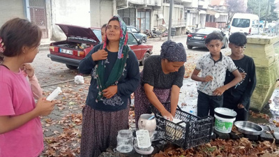 Sağanak nedeniyle tarım işçilerinin kaldığı çadırları su bastı
