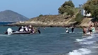 Kaçak göçmenlerin peşine düşen ekipler turistlerin ağzını açık bıraktı!