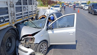 Antalya'da tıra çarpan otomobildeki 1 kişi öldü