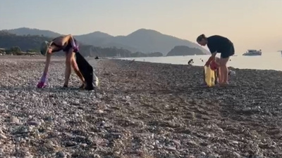 Rus turistler Antalya'da temizlik dersi verdi