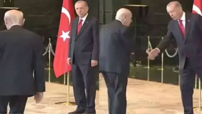 Erdoğan o hareketi sadece Bahçeli için yaptı! Tebrik törenine damga vuran anlar