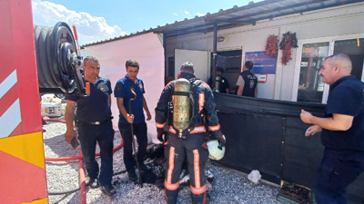 Depremzedelerin yaşadığı 2 konteynerde yangın