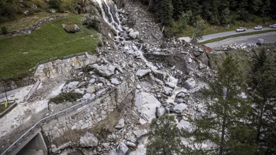 Toprak kayması nedeniyle mahsur kalan turistler helikopterle tahliye edildi