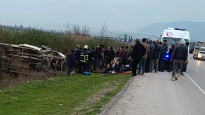Tarım işçilerini taşıyan minibüs sulama kanalına uçtu: 21 yaralı