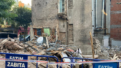 Deprem sandılar: Fatih'te 3 katlı bina çöktü!