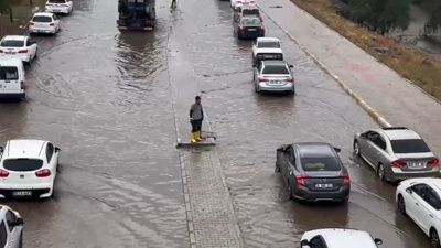 Diyarbakır’da cadde ve sokaklar göle döndü