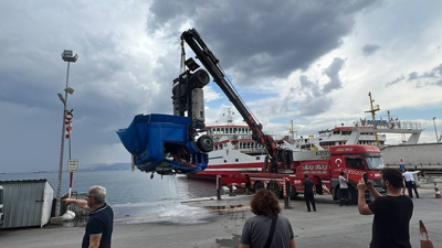 Kocaeli'de freni boşalan tırın denize düşmesi güvenlik kamerasında
