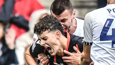 Kırmızı kart gören futbolcuyu hakemin gözü önünde ısırdı