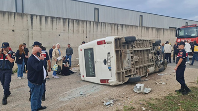 İşçi servisi aydınlatma direğine çarptı 13 işçi yaralandı