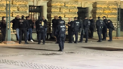 Almanya karıştı. Taraftarların üstünden silah çıktı