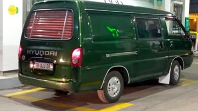 Bir dakikada minibüs çalan hırsızlar kamerada