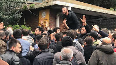 Seçim kurulu önünde kavga! Polis havaya ateş açtı