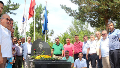 Arkasında 150 bin kişiyle yürümüştü! Mezarı başında anıldı
