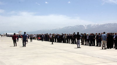 Binali Yıldırım, Erzincan'da 1 saat 8 dakika boyunca tokalaştı